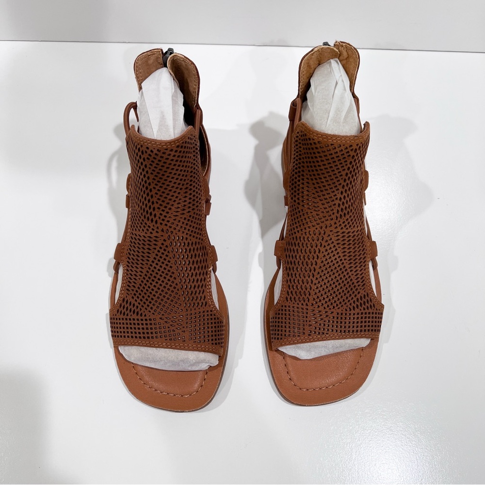 Lucky Brand Bartega Gladiator Flat Sandals Suede Perforated Back Zip Brown 6 NEW - Picture 12 of 13